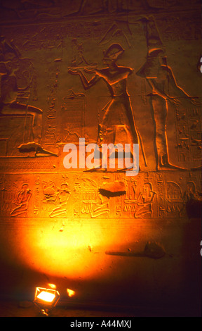 Illuminazione artificiale all'interno del tempio Egyptain di Hathor, In Dendera Egitto. Foto Stock