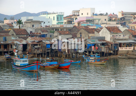 Barche da pesca al di ancoraggio nel fiume Cai Nha Trang Vietnam Viet Nam Asia sul Mare della Cina del Sud Foto Stock