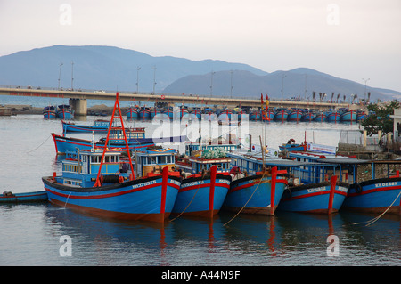 Barche da pesca al di ancoraggio nel fiume Cai Nha Trang Vietnam Viet Nam Asia sul Mare della Cina del Sud Foto Stock