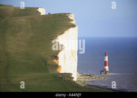 Pubblico a piedi lungo la scogliera in prossimità del bordo Beachy Head Lighthouse Eastbourne Downland Costa Sud Inghilterra Foto Stock