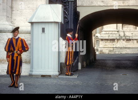 Due membri della Guardia Svizzera,il dazio applicabile entro il cattolico Stato della Città del Vaticano.Nel cuore di Roma. Foto Stock