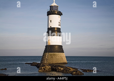Punto PENMON Isola di Anglesey North Wales UK Dicembre cercando lungo il litorale verso Penmon faro a bassa marea Foto Stock