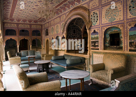 India Rajasthan Samode palace vicino a Jaipur lussuoso riccamente dipinto la stanza di seduta Foto Stock