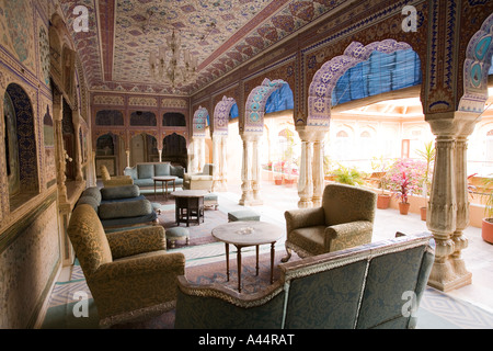 India Rajasthan Samode palace vicino a Jaipur lussuoso riccamente dipinto la stanza di seduta Foto Stock