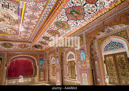 India Rajasthan Samode palace vicino a Jaipur riccamente dipinto durbar hall room Foto Stock