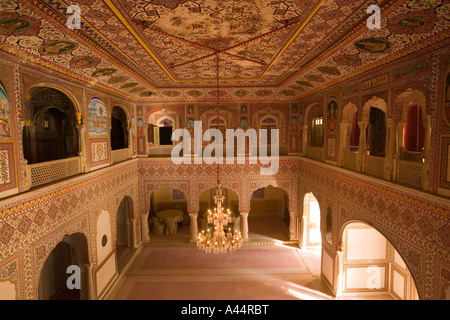 India Rajasthan Samode palace vicino a Jaipur Durbar Hall riccamente dipinto interno Foto Stock