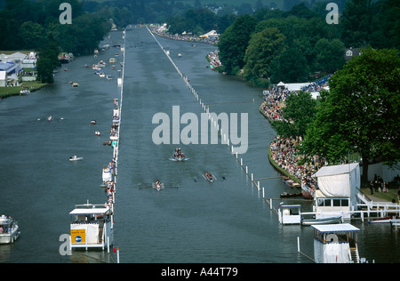 Henley Regata di Canottaggio sul fiume Tamigi con due barche a remi di competere testa a testa nel corso contrassegnato Foto Stock