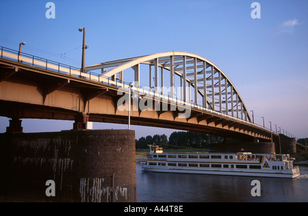John Frost ponte stradale sul fiume Reno Arnhem Holland con piacere chiatta crociera passando al di sotto di Foto Stock