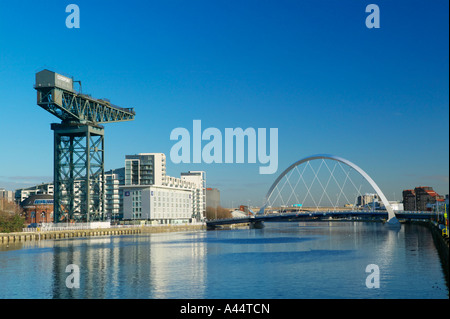 Il fiume Clyde, Finnieston gru, India Quay edificio e la Clyde Arc, Glasgow, Scozia Foto Stock