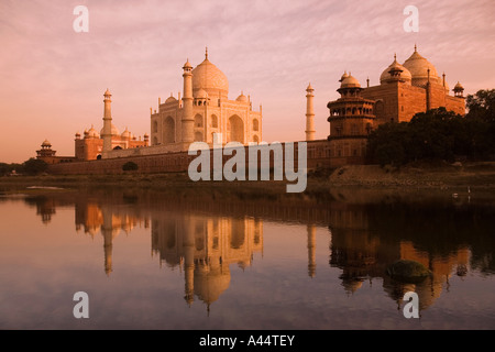 India Uttar Pradesh Agra Taj Mahal si riflette nel fiume Yamuna al tramonto Foto Stock