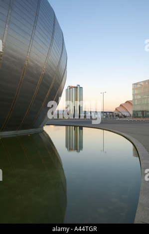 Il Crowne Plaza Hotel si riflette in una piscina dal cinema IMAX, Pacific Quay, Glasgow, Scozia Foto Stock