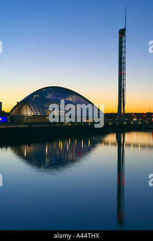 Il Glasgow Science Centre e la torre di Glasgow vicino al fiume Clyde, Pacific Quay, Glasgow, Scozia Foto Stock