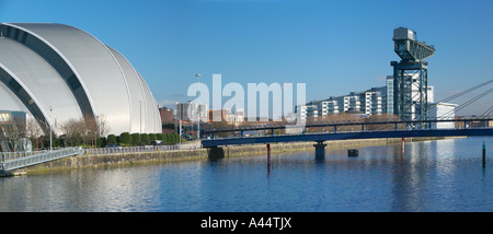 Il fiume Clyde compreso il SECC, Finnieston gru e le campane Bridge, Glasgow, Scozia Foto Stock