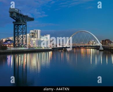 Il fiume Clyde, Finnieston gru, India Quay Building e il Clyde Arc, Glasgow, Scozia Foto Stock