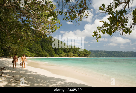 India Andamane e Nicobare Havelock Island Radha Nagar giovane camminando sul numero sette beach Foto Stock