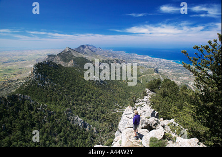 Walker in piedi sopra una rupe in Besparmak le montagne vicino al castello di Buffavento, Cipro del Nord Foto Stock