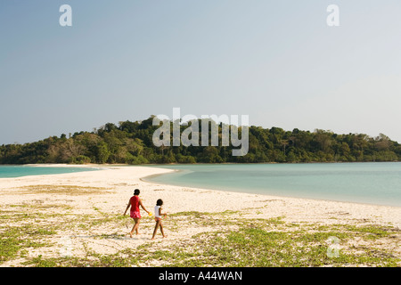 India Andamane e Nicobare Nord isola delle Andamane Diglipur due persone su Smith a Ross Island sandspit Foto Stock