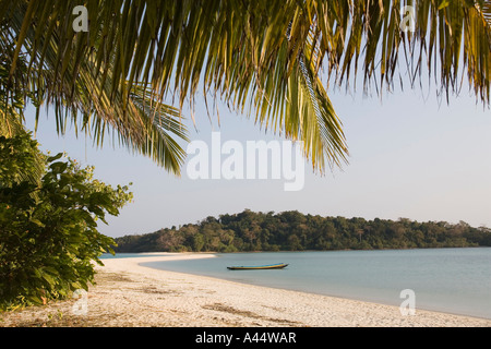 India Andamane e Nicobare Nord isola delle Andamane Diglipur barca a Smith a Ross Island sandspit Foto Stock