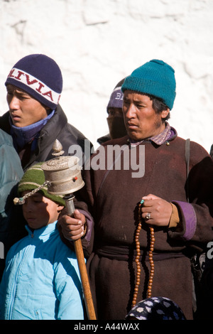 India Ladakh Leh Spitok Festival uomo Ladakhi filatura ruota di preghiera Foto Stock