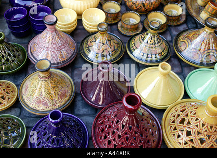 Tagine tradizionale piatti di torrefazione per la vendita nel mercato souk, Marrakech / Marrakech. Il Marocco, Africa del Nord, 2007 Foto Stock