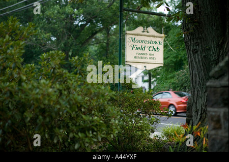 Vista di un cartello d'ingresso ai membri solo campo Moorestown Club in Moorestown New Jersey STATI UNITI D'AMERICA LUGLIO 2005 Foto Stock