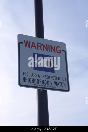 Segno Neighborhood Watch. Sulla lampada posta in area suburbana a Lincoln, Nebraska, Stati Uniti d'America. Foto Stock