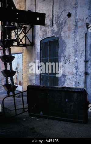 Abbandonare la fabbrica esterno, mechanicals e ruggine, Brooklyn, NY Foto Stock