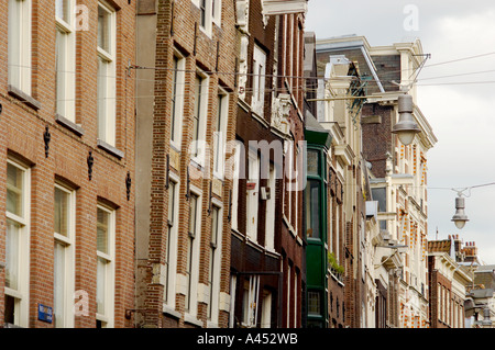 Edifici tradizionali olandesi stretti ad Amsterdam Olanda Foto Stock
