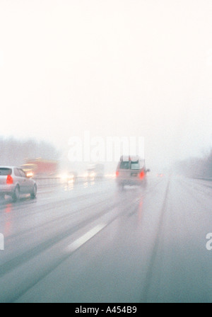 Il traffico su autostrada durante la tempesta di pioggia Foto Stock