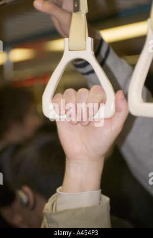 In prossimità di persone mano azienda Handclasp Equitazione sulla metropolitana Taipei Taiwan Cina Foto Stock