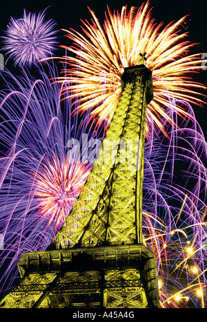 La torre Eiffel di notte con fuochi d'artificio Foto Stock