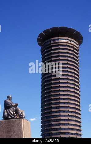 Jomo Kenyatta International Conference Centre tower e la statua del primo Presidente Jomo Kenyatta Nairobi Kenya Africa orientale Foto Stock