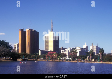 Nairobi skyline della città visto dal lago in barca in Uhuru Park Kenya Africa orientale Foto Stock