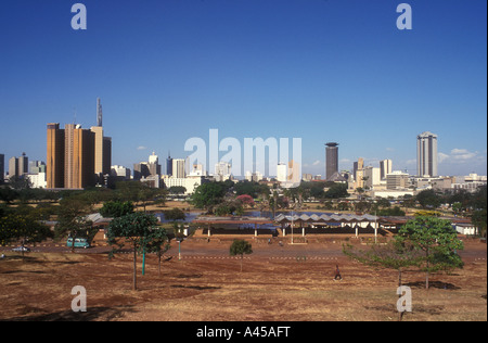 Nairobi skyline della città visto dalla collina superiore Nairobi Kenya Africa orientale Foto Stock