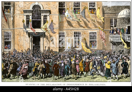 La lettura della Dichiarazione di Indipendenza di tifo coloni di Philadelphia Luglio 4 1776. Colorate a mano la xilografia Foto Stock