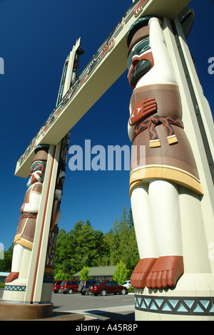 AJD55346, Blyn, WA, Washington, Penisola Olimpica, Sequim, Jamestown, s'Klallam tribù, Indian Reservation, Visitor Center, totem Foto Stock