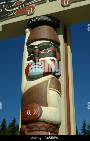 AJD55348, Blyn, WA, Washington, Penisola Olimpica, Sequim, Jamestown, s'Klallam tribù, Indian Reservation, Visitor Center, totem Foto Stock