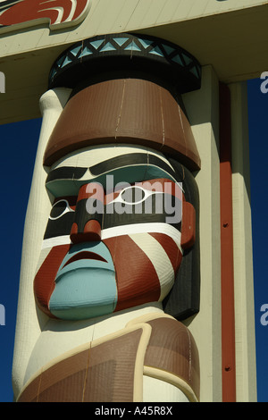 AJD55349, Blyn, WA, Washington, Penisola Olimpica, Sequim, Jamestown, s'Klallam tribù, Indian Reservation, Visitor Center, totem Foto Stock