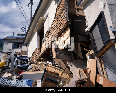 Giappone Kobe Suburban danni alle abitazioni attraverso i danni del terremoto nel 1995 Foto Stock