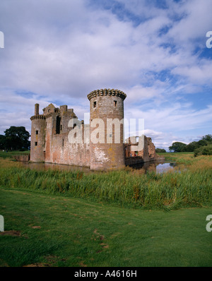 Scozia Dumfries and Galloway Caerlaverock Castle rovine con acqua circostante fossato riempito Foto Stock