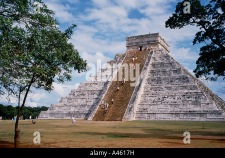 Messico america centrale Yucatan Chichen Itza cultura maya Kukulkan o Piramide di El Castillo il castello con i turisti in fasi Foto Stock