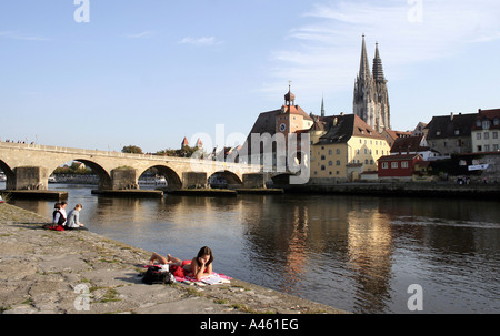 Il ponte di pietra lungo il Danubio in Regensburg, Germania Foto Stock