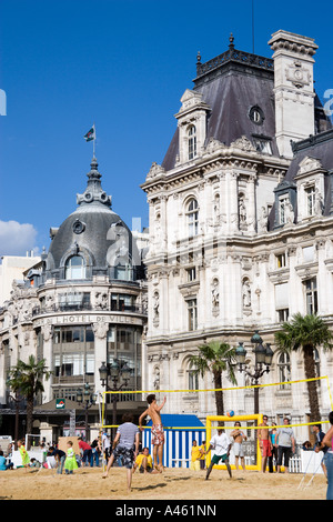 Francia Ile de France Paris Plage urban beach. I giovani a giocare a beach volley sulla sabbia di fronte all'Hotel de Ville Foto Stock