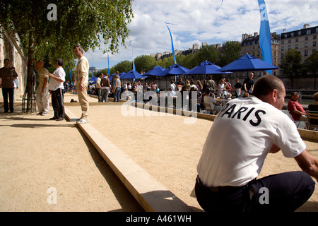 Francia Ile de France Paris Paris Plage spiaggia urbana. Persone a giocare a bocce o a bocce ball game Voie Georges Pompidou Foto Stock