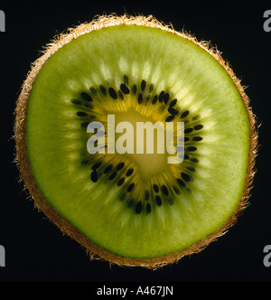 Un kiwi su sfondo nero Foto Stock