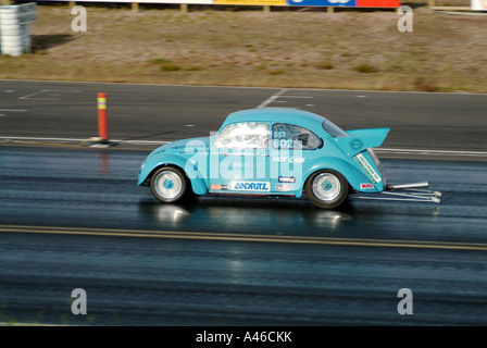 Vw beetle trascina auto cal look Californian wheelie bar a velocità elevata Foto Stock