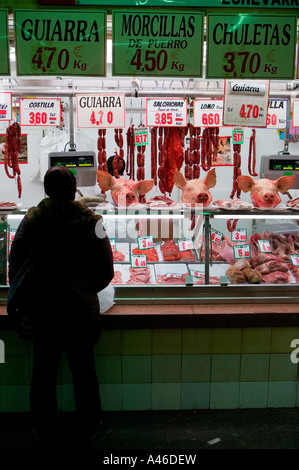 Tre teste di suini sul contatore di macellaio in Mercado de la Rivera, Bilbao, Pais Vasco, Paesi Baschi, Spagna. Foto Stock