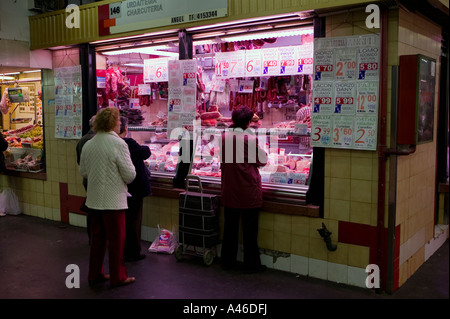 Il basco donne aspettare ad acquistare carne in Mercado de la Rivera, Bilbao, Pais Vasco, Paesi Baschi, Spagna. Foto Stock