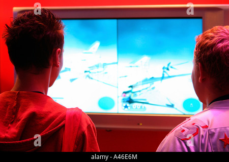 Due ragazzi adolescenti giocare con il NINTENDO GAMECUBE su un monitor LCD, Berlino, Germania Foto Stock