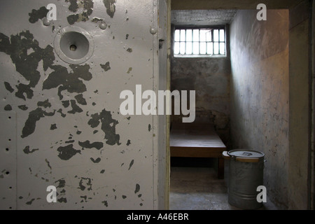 Una cella di prigione nel carcere di Hohenschoenhausen, un ex prigione Stasi, Berlino, Germania Foto Stock